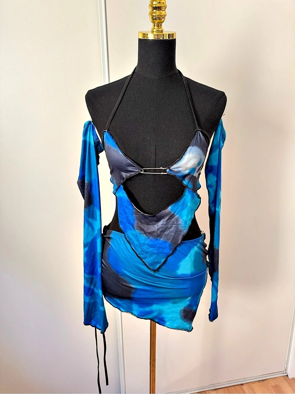 Abstract Cutout 4-Piece Set in Trippy Blue & Black